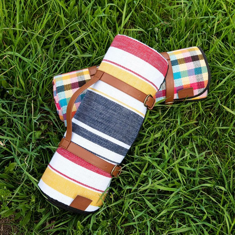 Woven Acrylic Plaid Outdoor Picnic Rug Beach Blanket With Leather Strap
